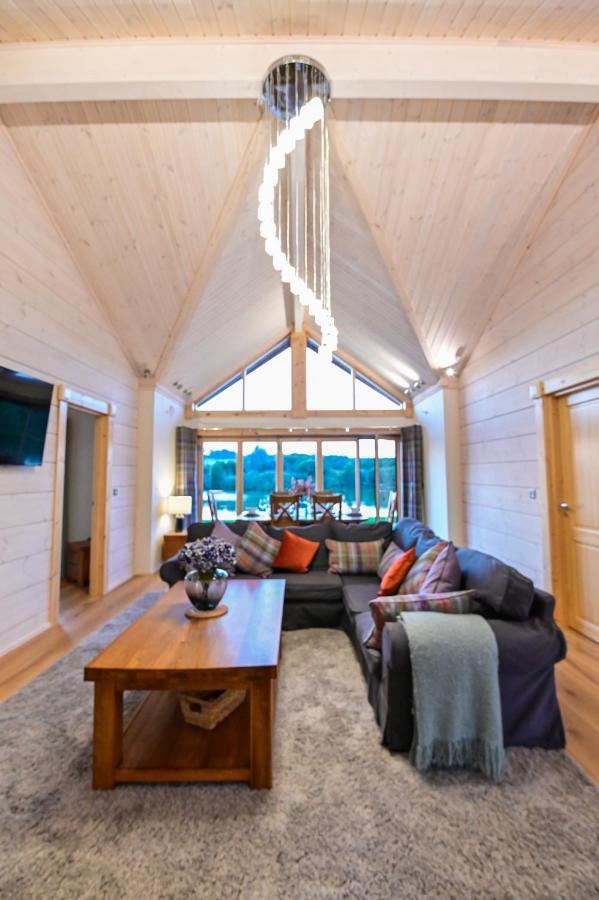 Cuddfan Lodge On A Gorgeous Private Lake Newport  Eksteriør billede