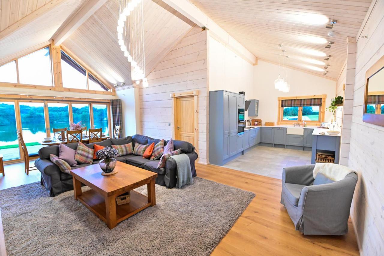 Cuddfan Lodge On A Gorgeous Private Lake Newport  Eksteriør billede