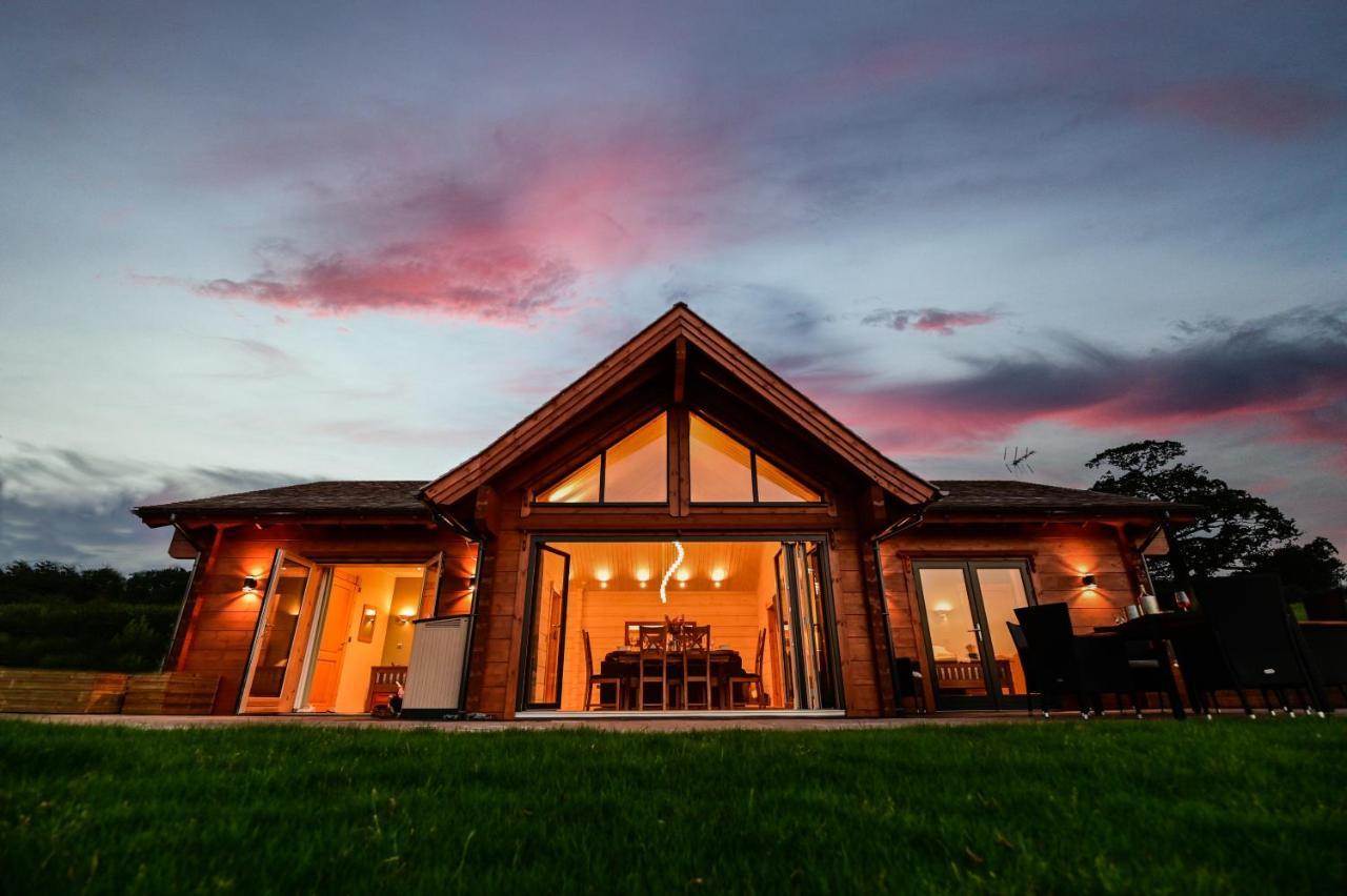 Cuddfan Lodge On A Gorgeous Private Lake Newport  Eksteriør billede