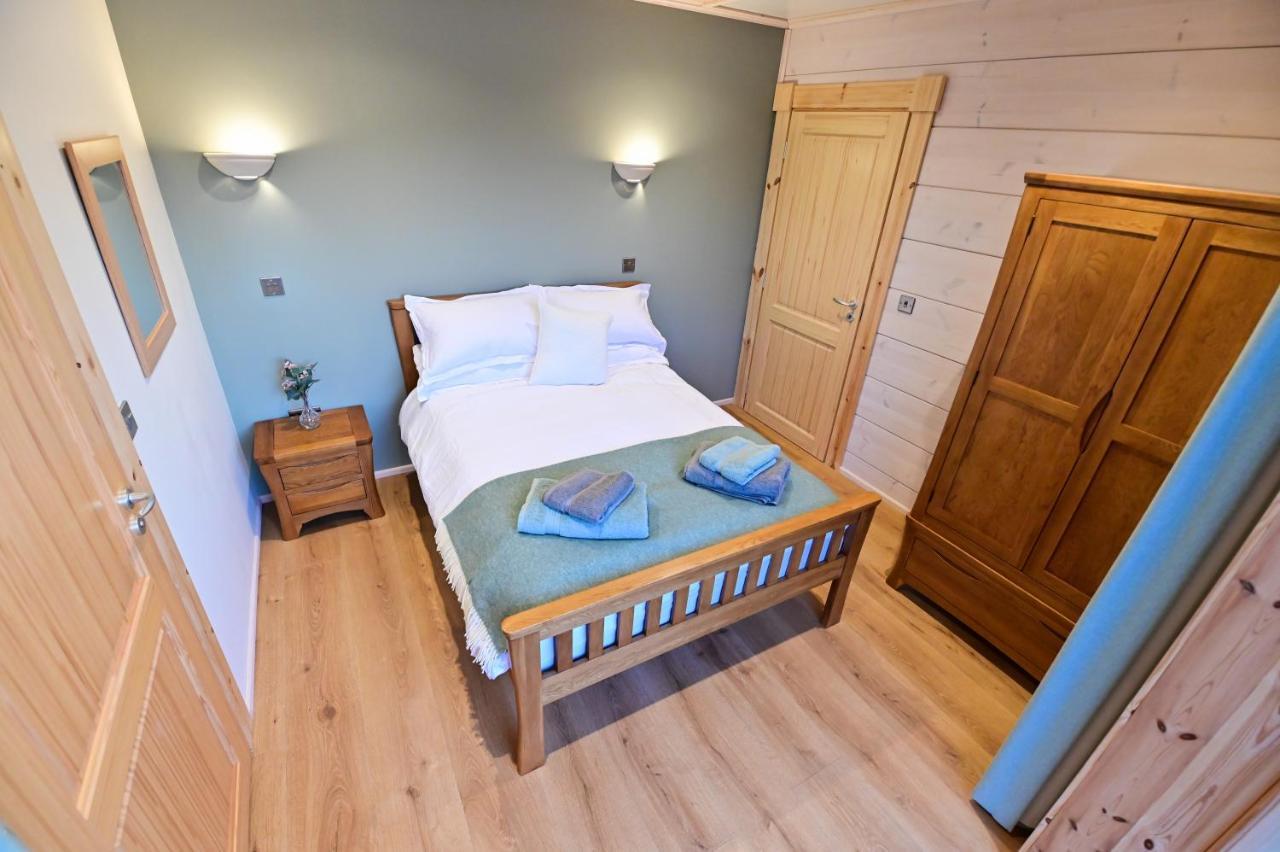 Cuddfan Lodge On A Gorgeous Private Lake Newport  Eksteriør billede