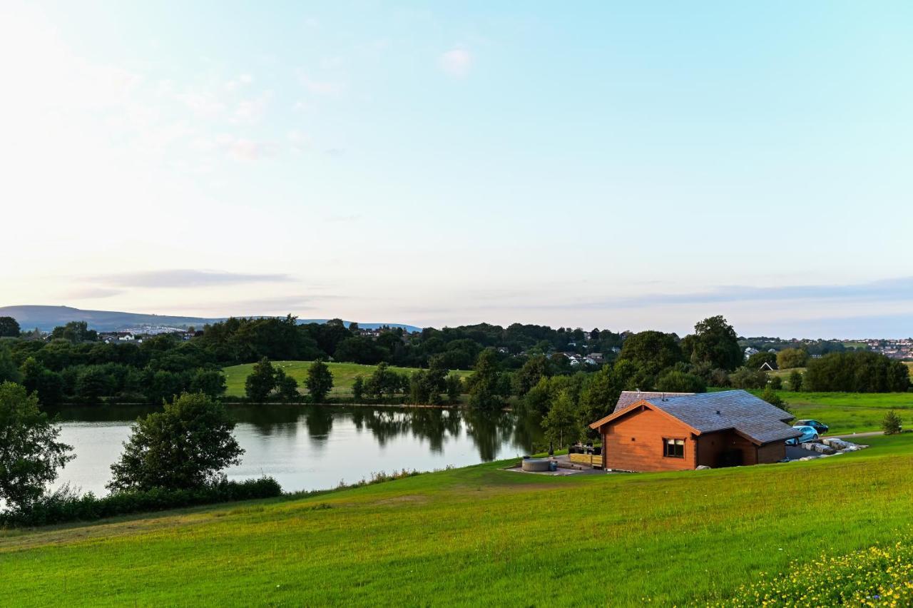 Cuddfan Lodge On A Gorgeous Private Lake Newport  Eksteriør billede