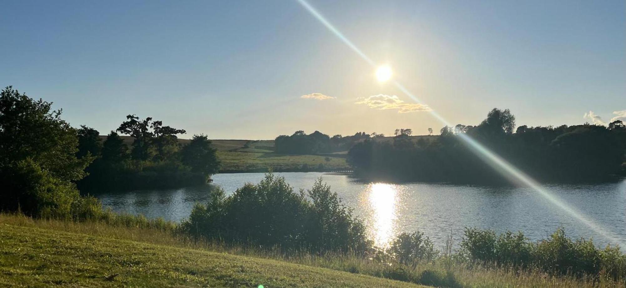 Cuddfan Lodge On A Gorgeous Private Lake Newport  Eksteriør billede